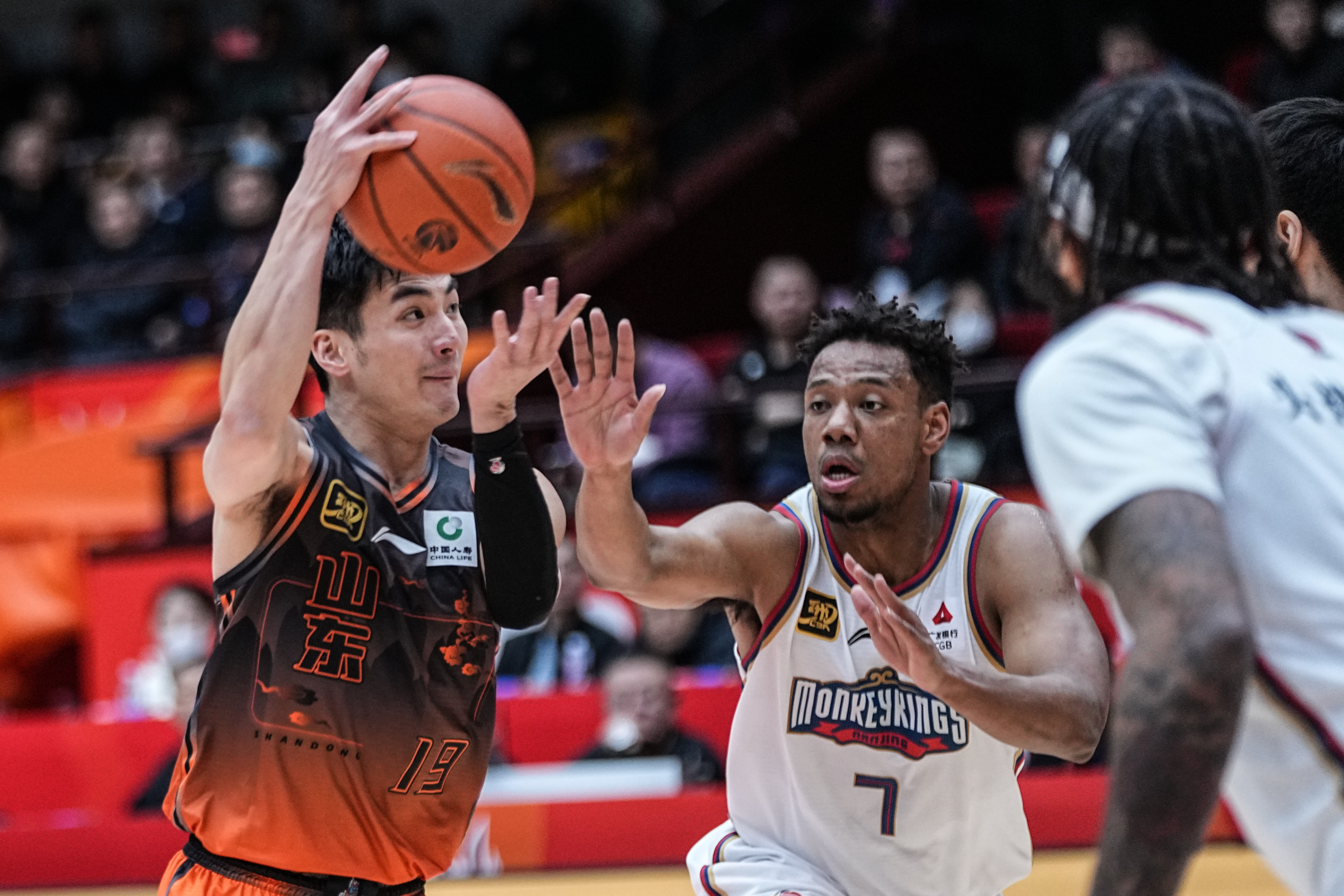 熊猫直播平台官方-赛地聚焦：欧超杯今晨热度飙升；山东男篮主帅复盘；引发热议；心理建设被强调